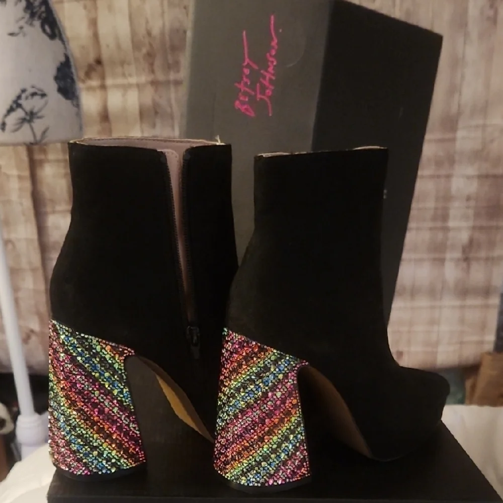 NWT NIB Betsey Johnson Size 5 MSRP $109.00 Black Rainv Rhinestoned Heeled Boots - Picture 1 of 5